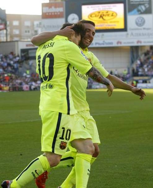 Un Jordi Alba pazzo di gioia abbraccia Leo Messi (Ap)